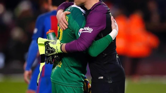 Ter Stegen abraza a Javi Varas Ter Stegen abraza a Javi Varas