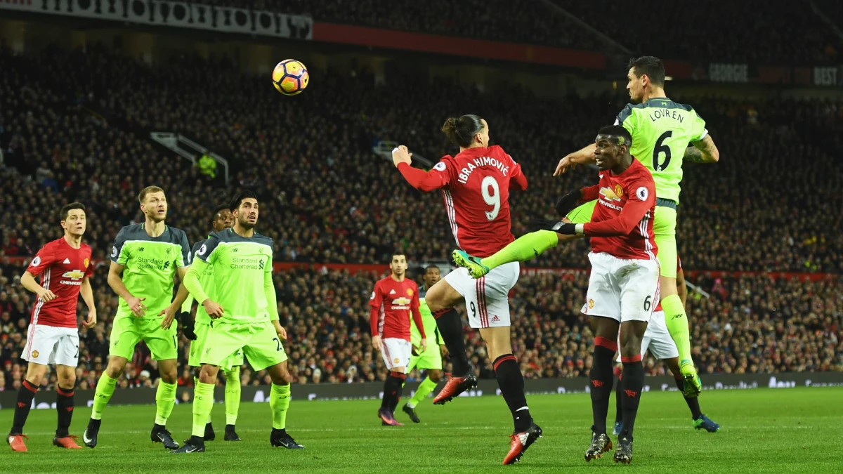 Ibra, Pogba y Lovren pujan por un balón