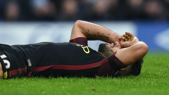 Agüero, tumbado en el suelo Agüero, tumbado en el suelo