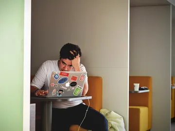 Joven usando un ordenador Joven usando un ordenador