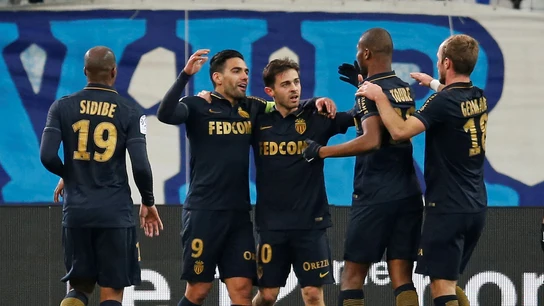 Falcao celebra con sus compañeros un gol Falcao celebra con sus compañeros un gol