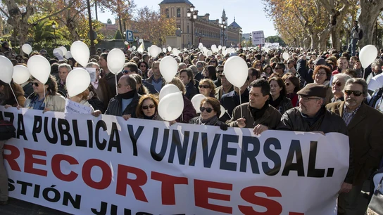 Varios miles de personas han participado en la manifestación convocada hoy en Sevilla por la plataforma "Marea blanca" Varios miles de personas han participado en la manifestación convocada hoy en Sevilla por la plataforma "Marea blanca"