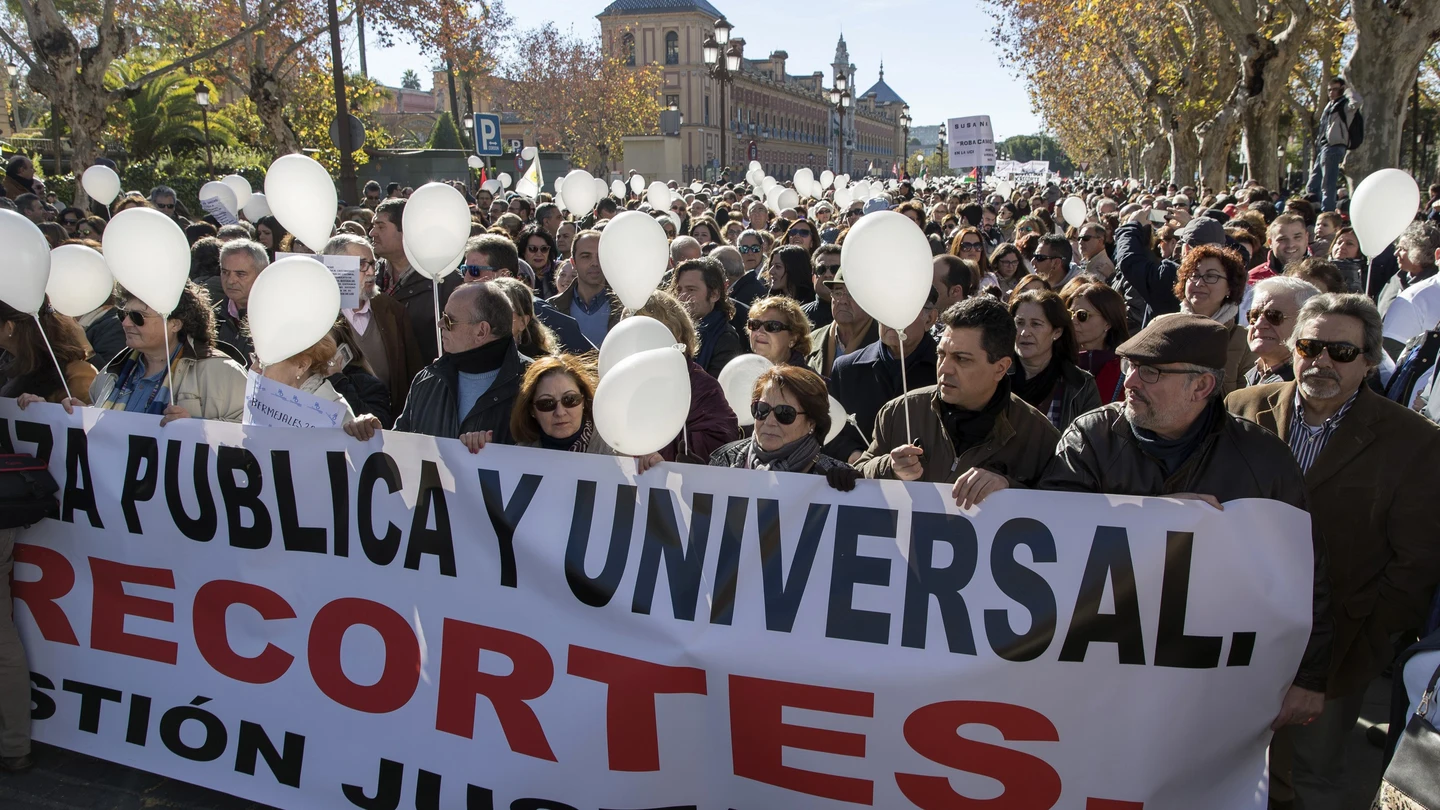 Varios miles de personas han participado en la manifestación convocada hoy en Sevilla por la plataforma "Marea blanca" Varios miles de personas han participado en la manifestación convocada hoy en Sevilla por la plataforma "Marea blanca"