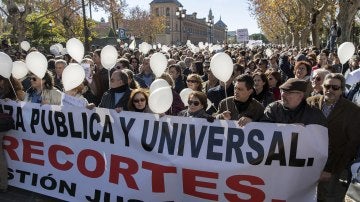 Varios miles de personas han participado en la manifestación convocada hoy en Sevilla por la plataforma "Marea blanca" 
