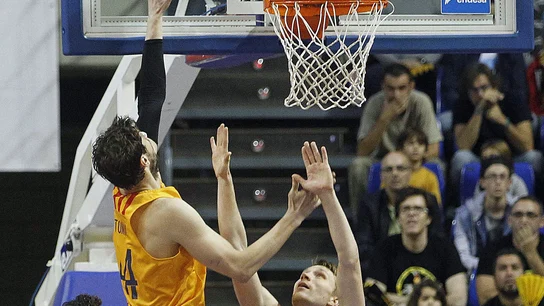 Ante Tomic trata de encestar ante la defensa del Iberostar Tenerife Ante Tomic trata de encestar ante la defensa del Iberostar Tenerife