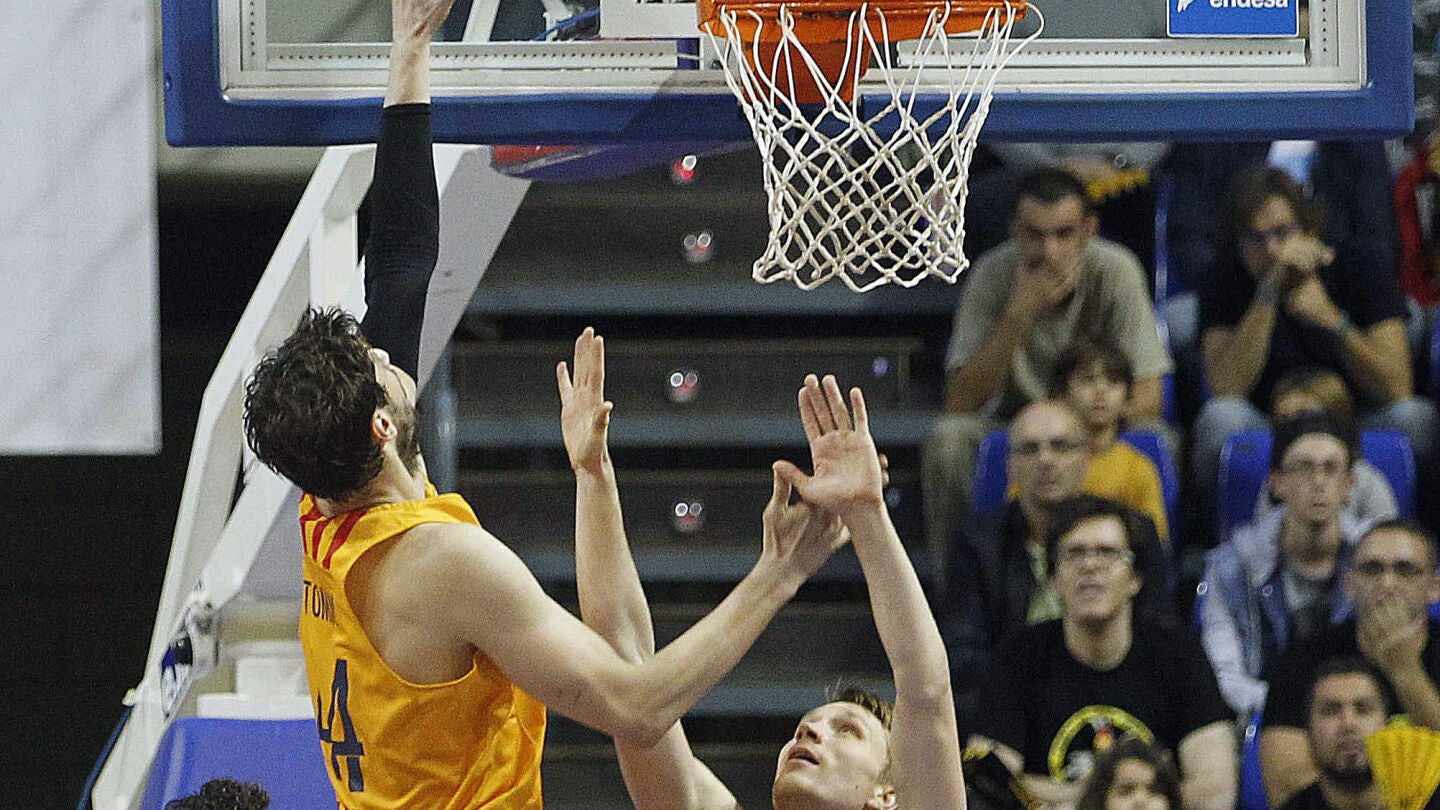 Ante Tomic trata de encestar ante la defensa del Iberostar Tenerife