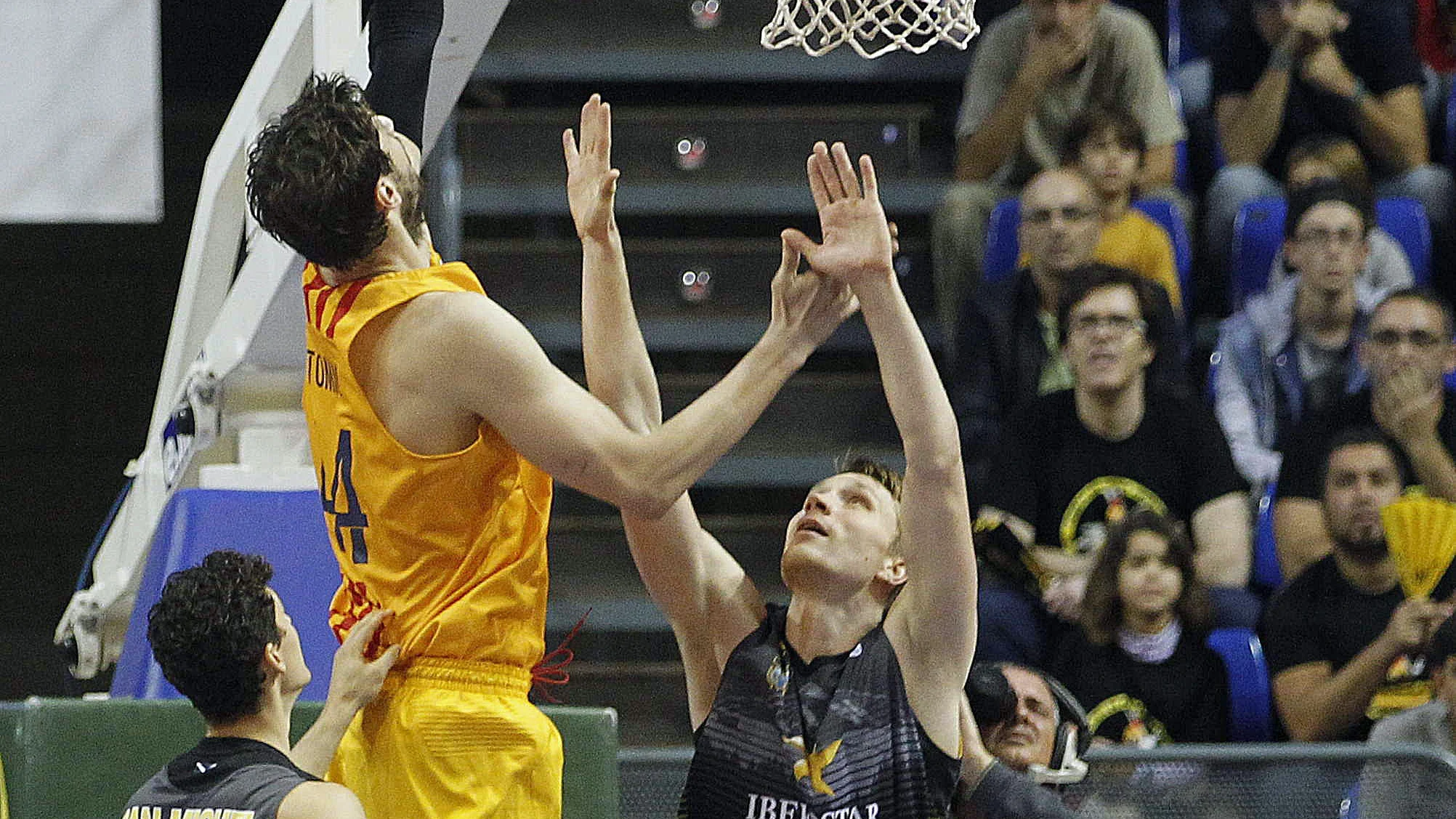 Ante Tomic trata de encestar ante la defensa del Iberostar Tenerife