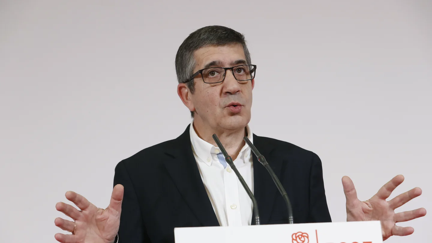 El diputado socialista Patxi López, durante la rueda de prensa que ha ofrecido hoy para anunciar su decisión de presentarse como candidato a las primarias para secretario general del PSOE El diputado socialista Patxi López, durante la rueda de prensa que ha ofrecido hoy para anunciar su decisión de presentarse como candidato a las primarias para secretario general del PSOE