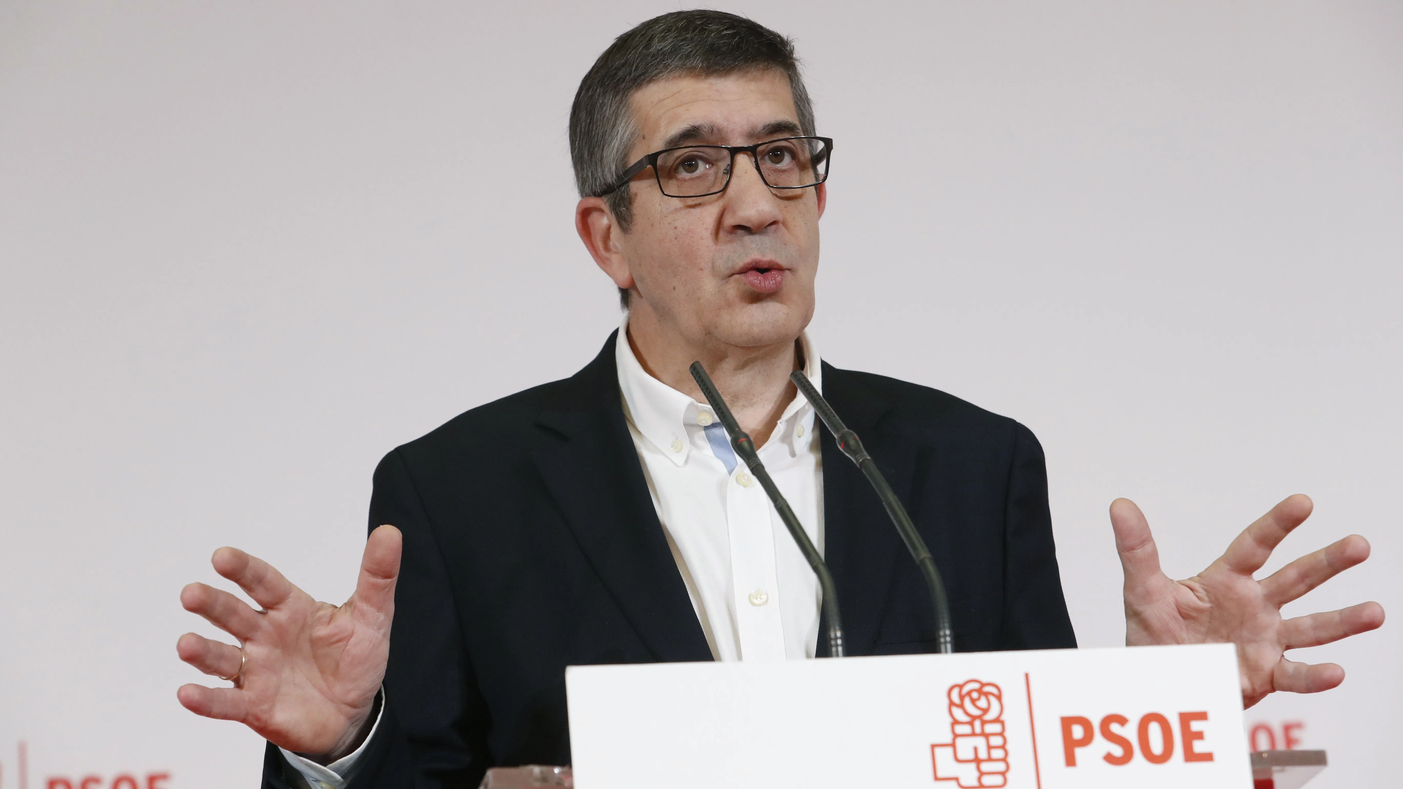 El diputado socialista Patxi López, durante la rueda de prensa que ha ofrecido hoy para anunciar su decisión de presentarse como candidato a las primarias para secretario general del PSOE