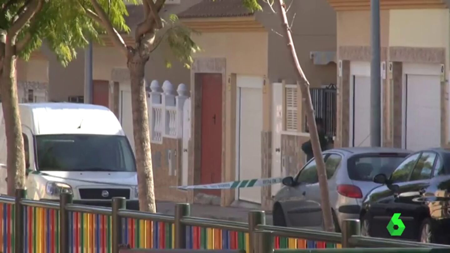 Frame 0.764558 de: Detienen a un hombre por el asesinato de su expareja tras encontrarla degollada en su casa de Hu&eacute;rcal de Almer&iacute;a