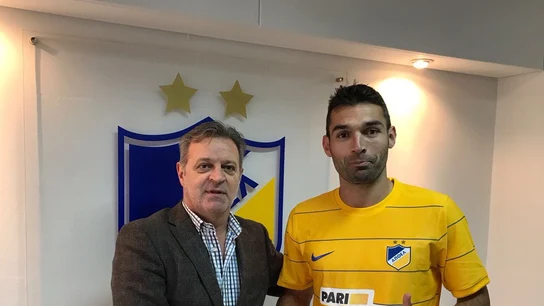 David Barral posa con la camiseta del APOEL de Nicosia David Barral posa con la camiseta del APOEL de Nicosia