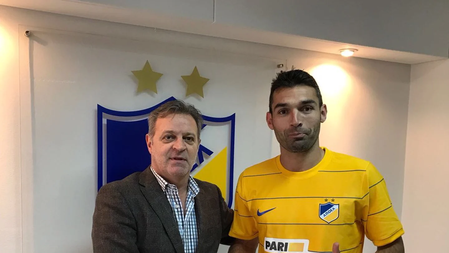 David Barral posa con la camiseta del APOEL de Nicosia David Barral posa con la camiseta del APOEL de Nicosia