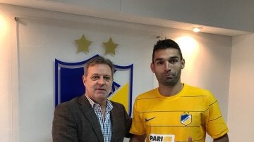 David Barral posa con la camiseta del APOEL de Nicosia