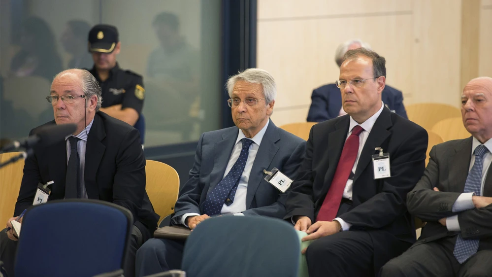 El antiguo responsable del Grupo Inmobiliario Gregorio Gorriarán (i), el excopresidente Fernández Gayoso (2i), el exdirector general Pego (2d), y uno de los gestores de la oficina de integración, Rodríguez Estrada El antiguo responsable del Grupo Inmobiliario Gregorio Gorriarán (i), el excopresidente Fernández Gayoso (2i), el exdirector general Pego (2d), y uno de los gestores de la oficina de integración, Rodríguez Estrada