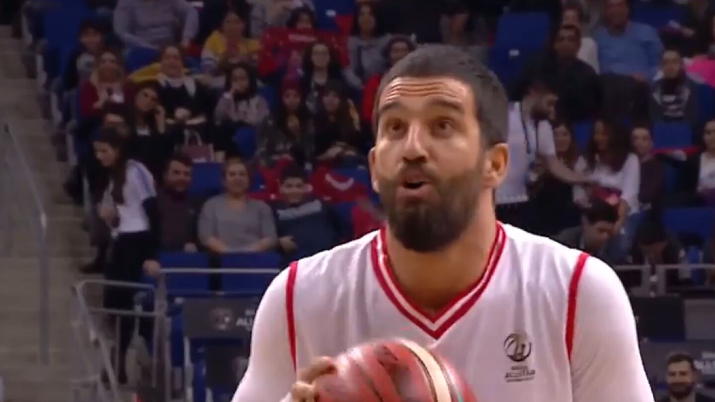 Arda Turan, jugando al baloncesto