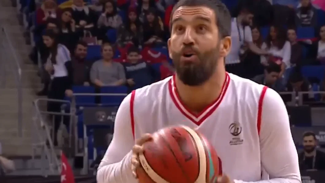 Arda Turan, jugando al baloncesto