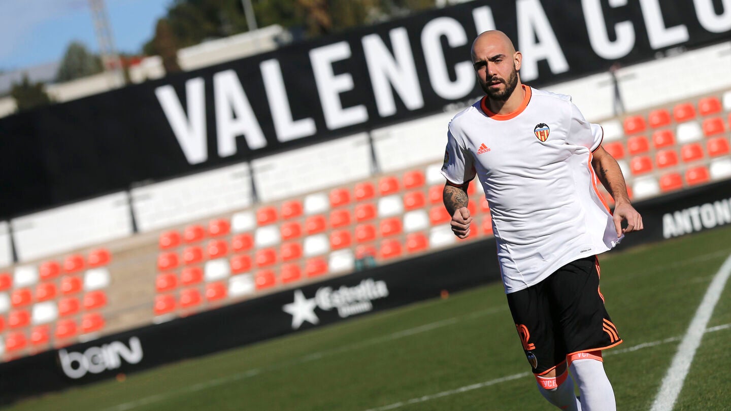 Zaza posa con los colores del Valencia