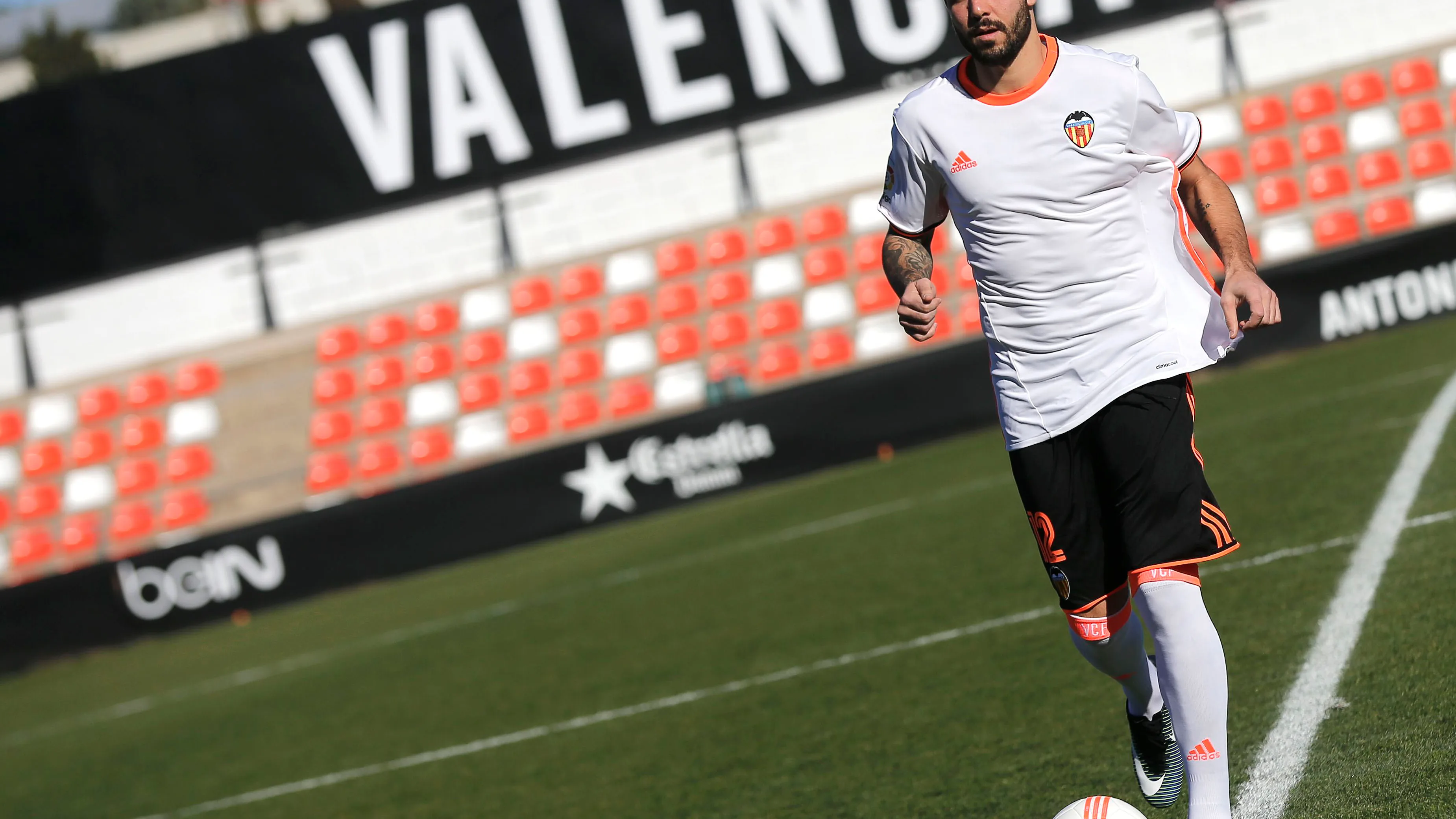 Zaza posa con los colores del Valencia