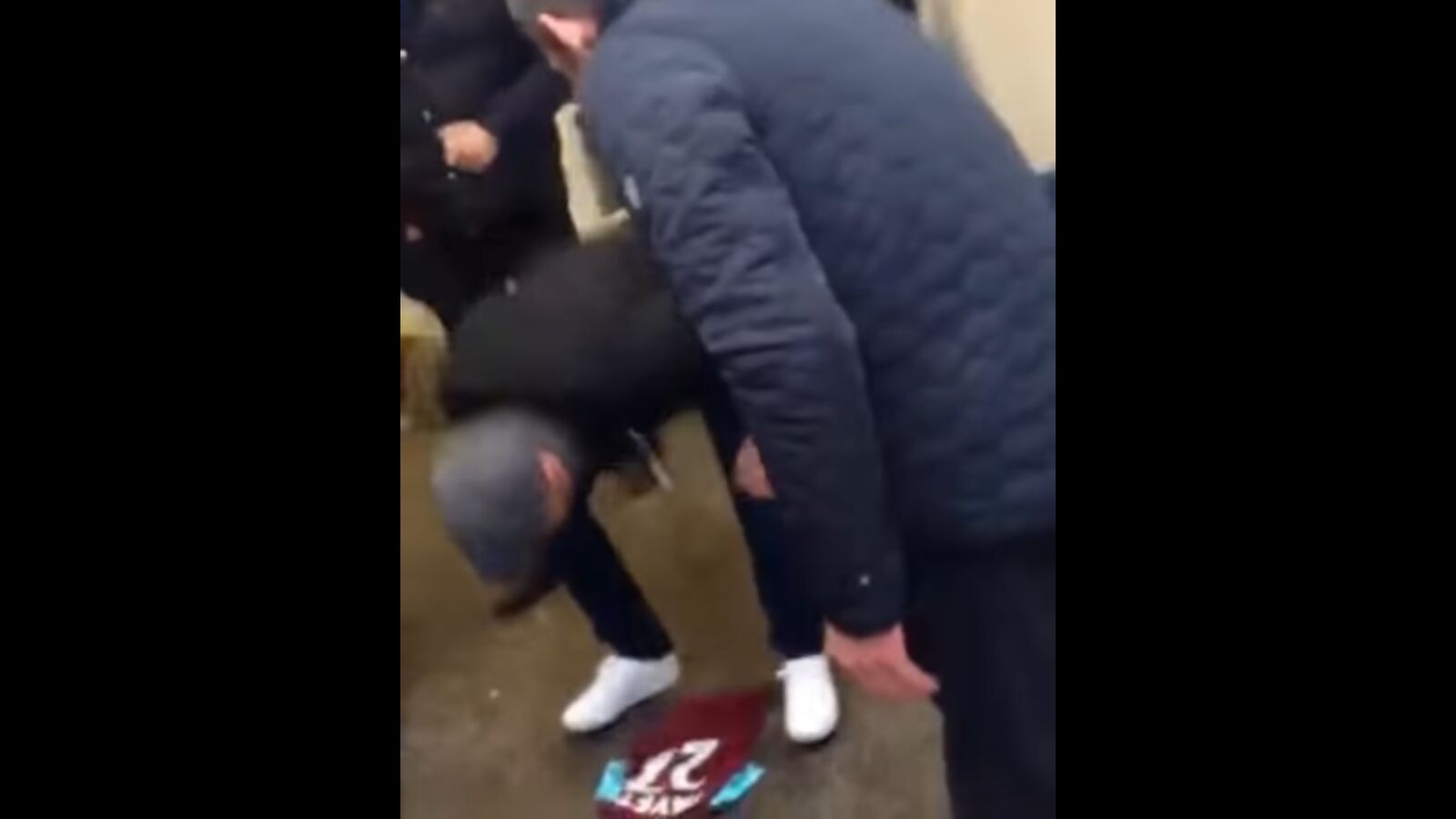 Aficionado escupiendo en la camiseta de Payet