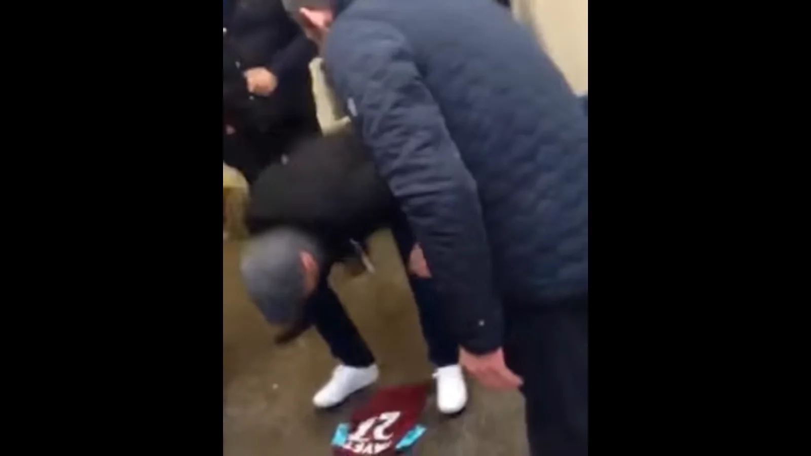 Aficionado escupiendo en la camiseta de Payet