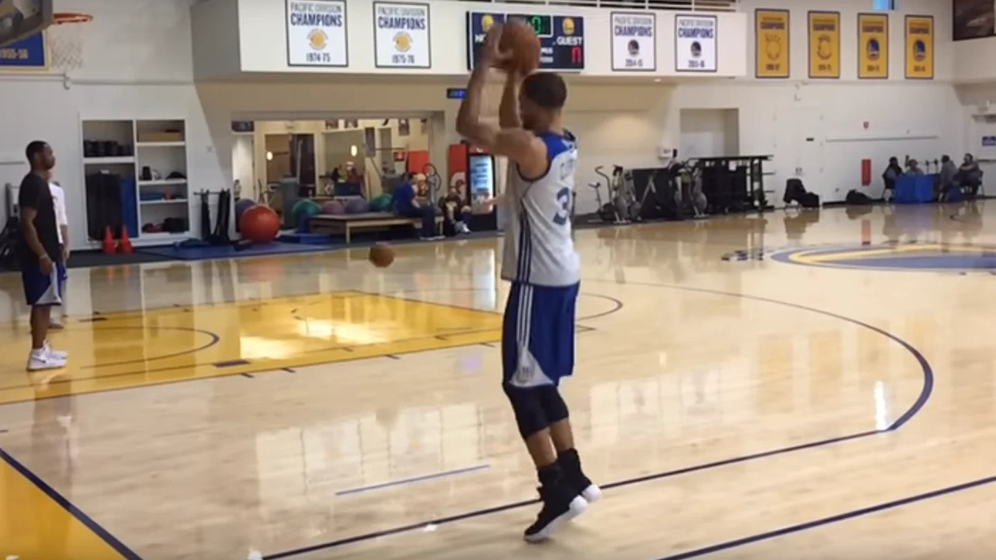 Stephen Curry, lanzando un triple Stephen Curry, lanzando un triple