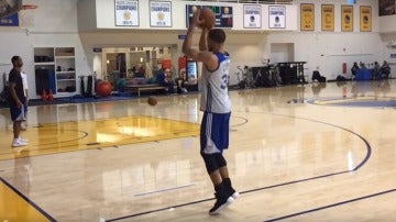 Stephen Curry, lanzando un triple