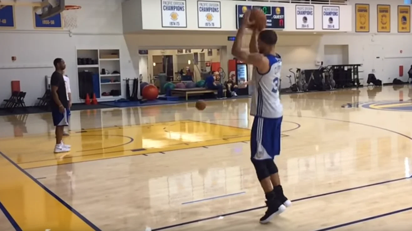 Stephen Curry, lanzando un triple