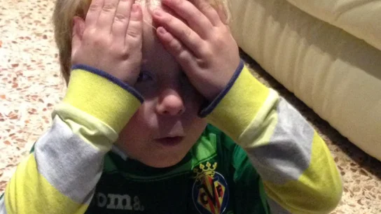 La reacción de Manuel, aficionado del Villarreal, al abrir el paquete de cromos La reacción de Manuel, aficionado del Villarreal, al abrir el paquete de cromos