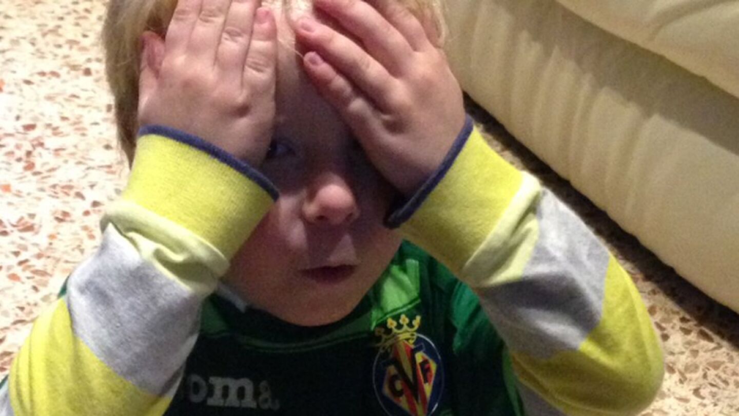 La reacci&oacute;n de Manuel, aficionado del Villarreal, al abrir el paquete de cromos