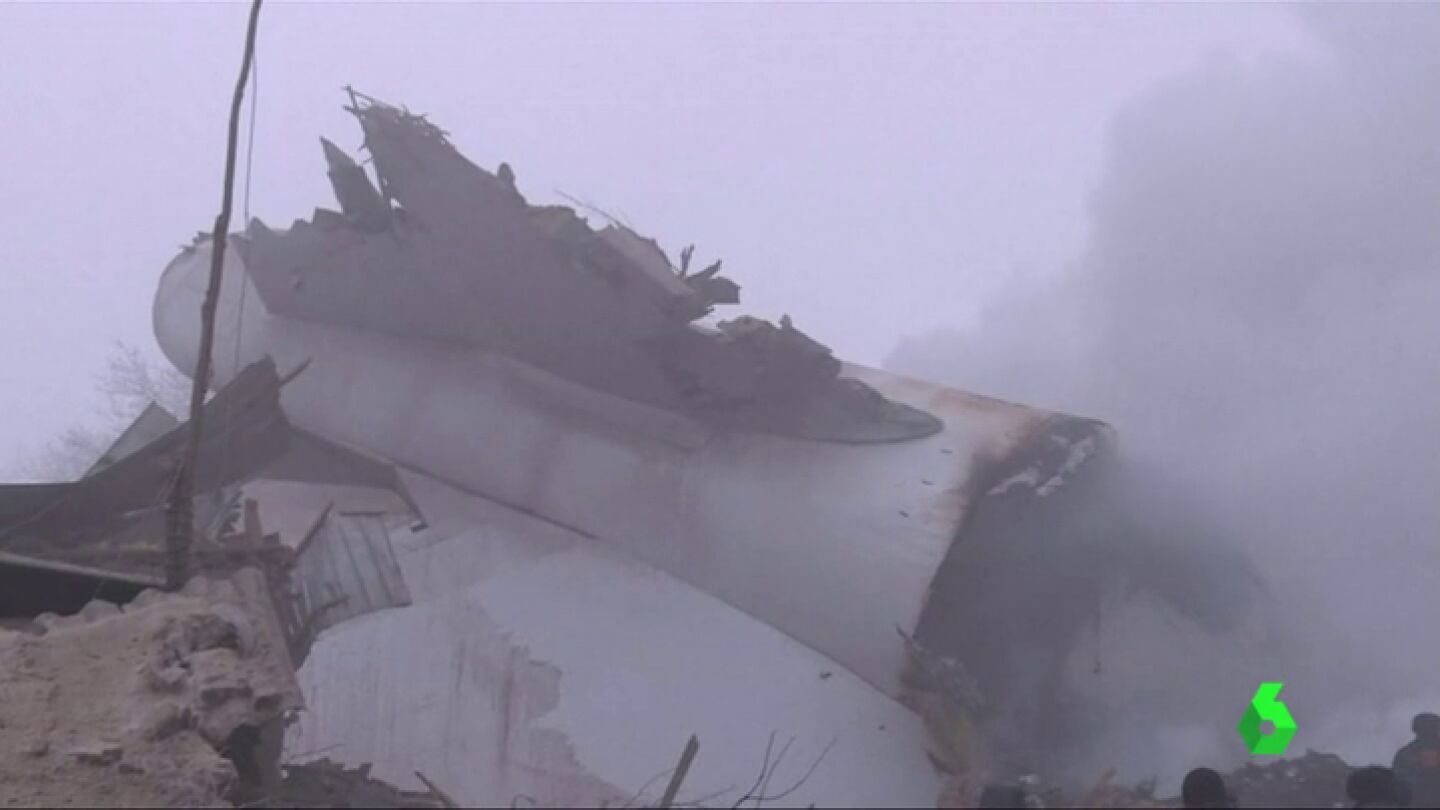 Frame 1.488377 de: Al menos 37 muertos en un accidente de un avi&oacute;n de carga turco en Kirguist&aacute;n