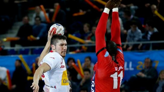 Alex Dujshebaev realizando un lanzamiento