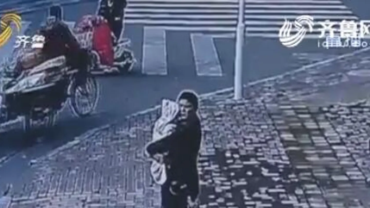 Un hombre chino intenta vender a su bebé en plena calle Un hombre chino intenta vender a su bebé en plena calle