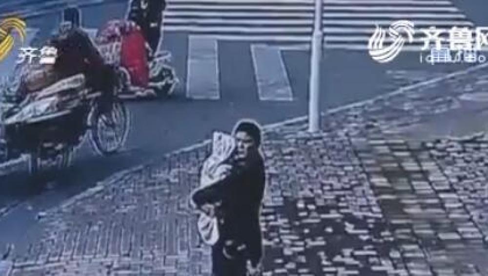 Un hombre chino intenta vender a su bebé en plena calle