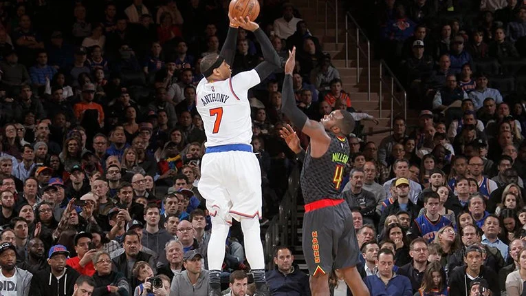 Carmelo Anthony lanzando a canasta