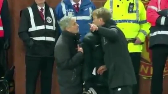 Mourinho y Klopp discuten en pleno partido en Old Trafford Mourinho y Klopp discuten en pleno partido en Old Trafford