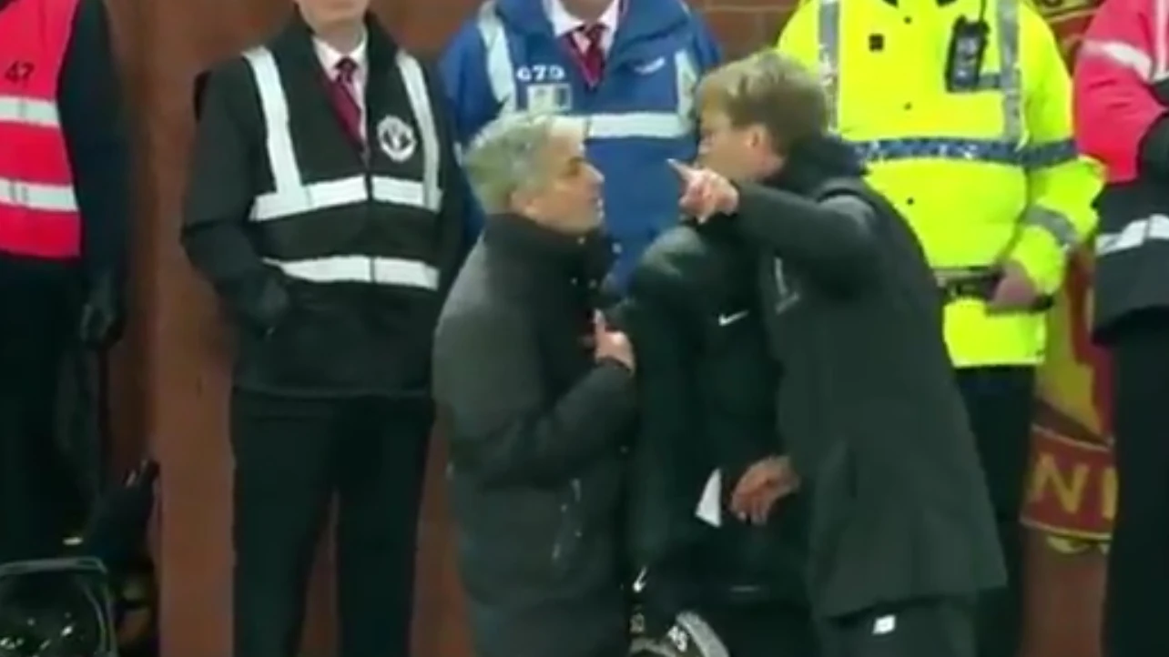 Mourinho y Klopp discuten en pleno partido en Old Trafford