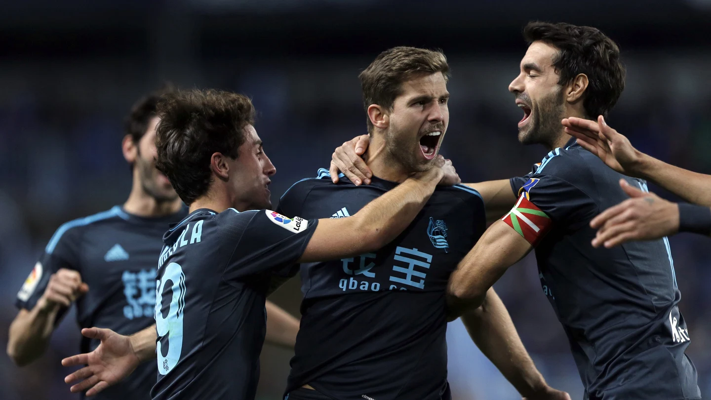 Los jugadores de la Real celebrando el gol de Iñigo Martínez Los jugadores de la Real celebrando el gol de Iñigo Martínez