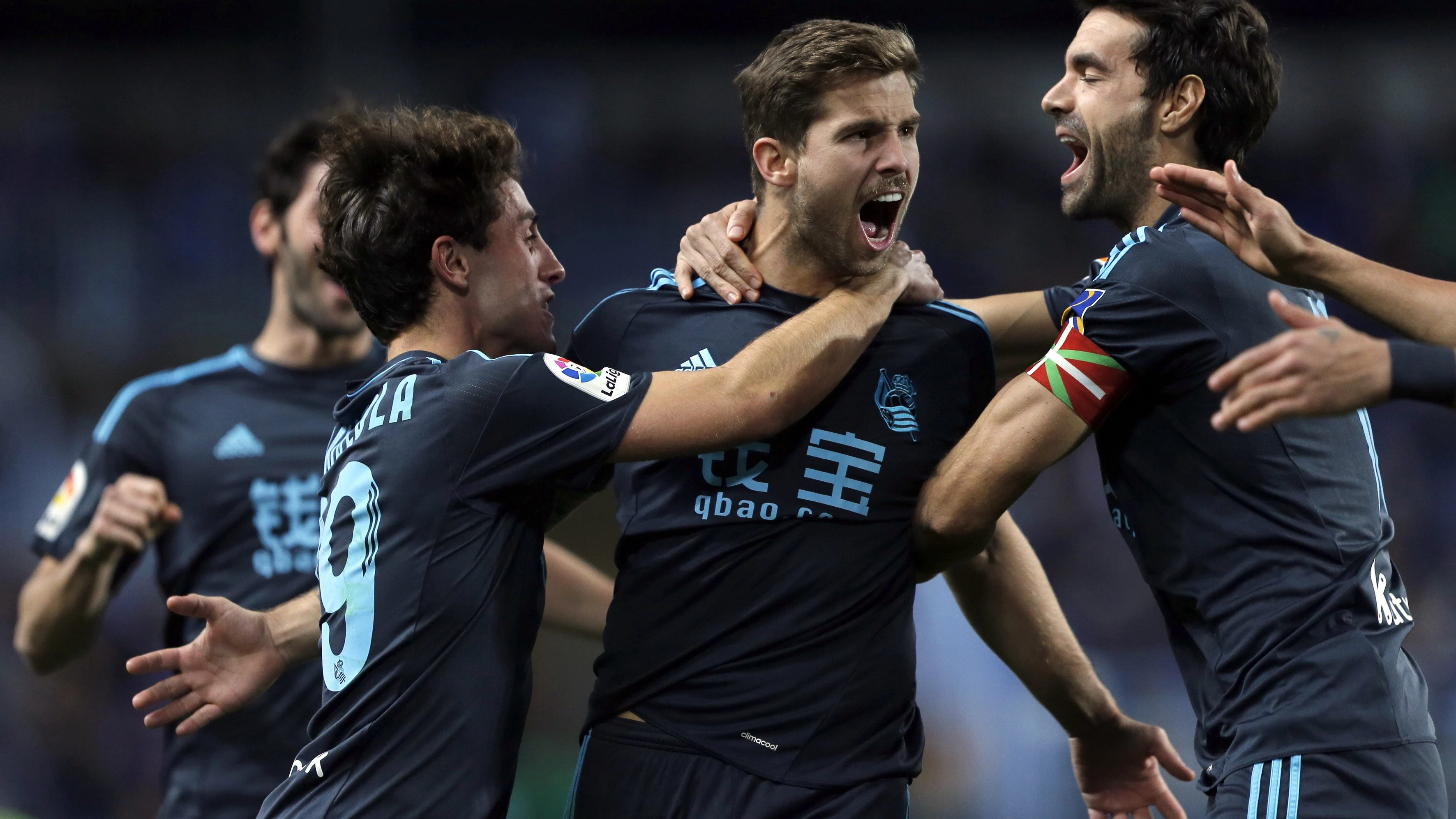 Los jugadores de la Real celebrando el gol de Iñigo Martínez