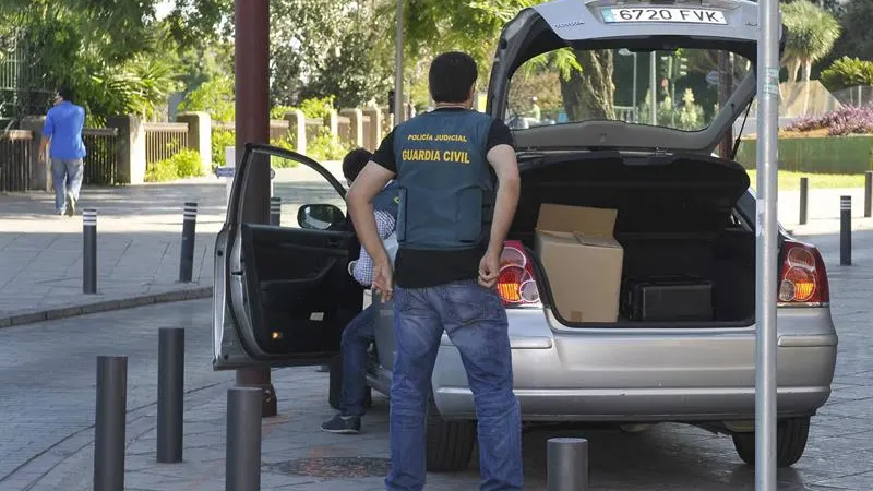 Agentes de la UCO, durante una intervención