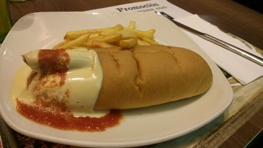 El famoso perrito caliente de las cafeterías Nebraska