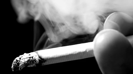 Una persona fumando Una persona fumando