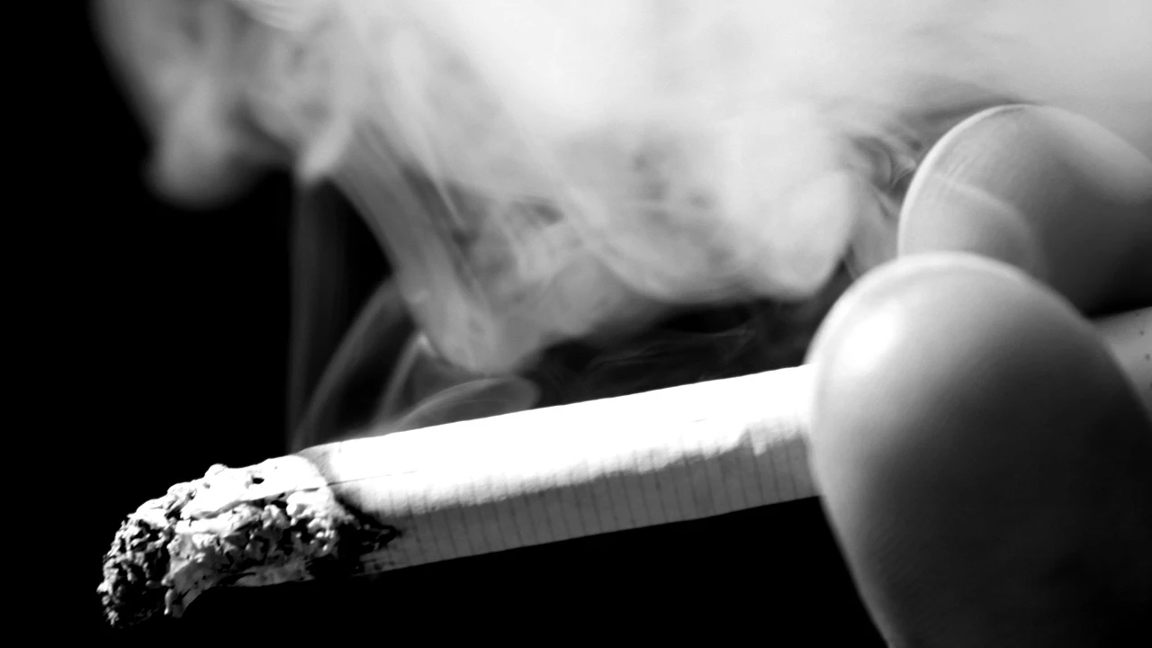 Una persona fumando Una persona fumando