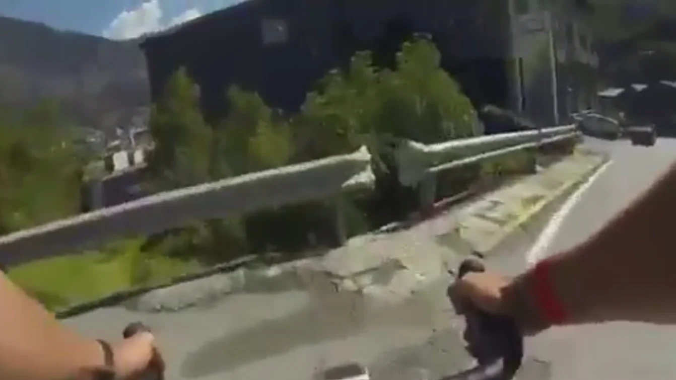 Espeluznante accidente de un ciclista