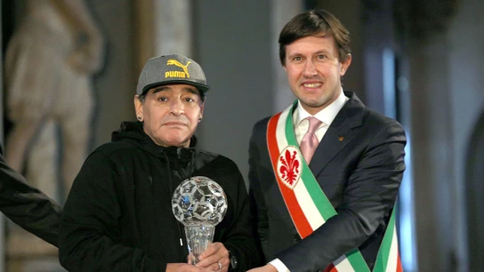 Maradona recibiendo el premio del 'Salón del Honor' Maradona recibiendo el premio del 'Salón del Honor'