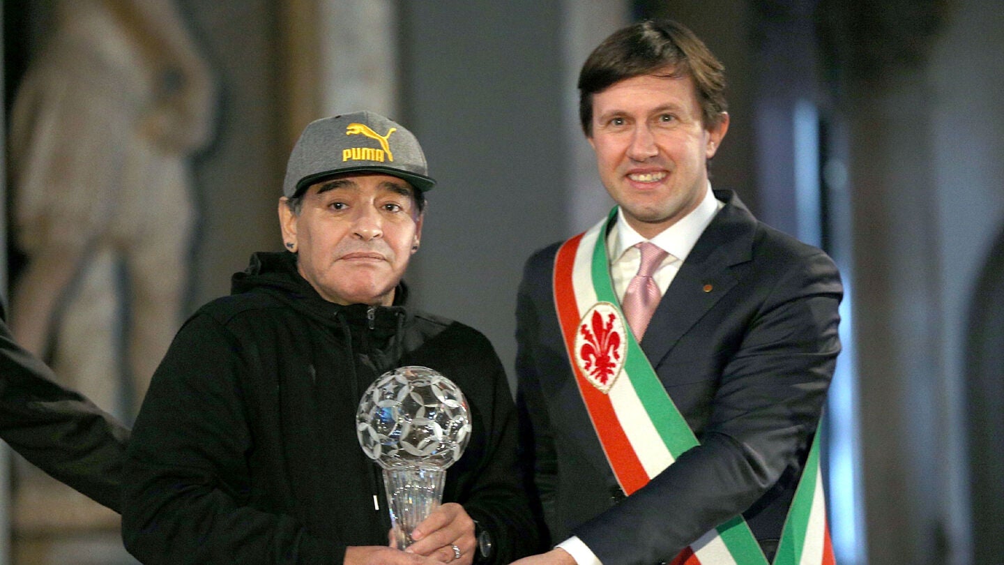 Maradona recibiendo el premio del 'Sal&oacute;n del Honor'