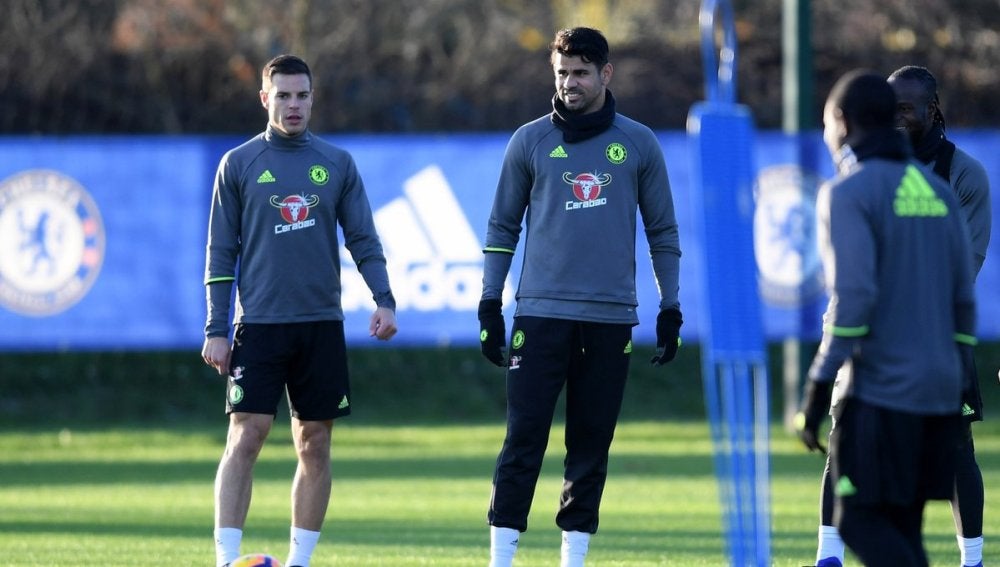 Diego Costa y Azpilicueta en un entrenamiento con el Chelsea