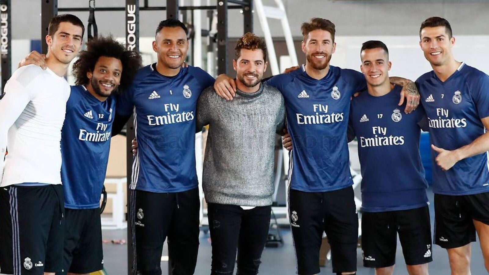 David Bisbal visita a la plantilla del Real Madrid en el entrenamiento