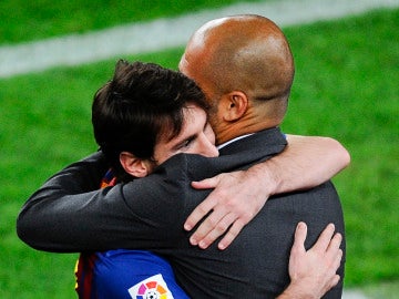 Leo Messi y Pep Guardiola se abrazan durante un partido Leo Messi y Pep Guardiola se abrazan durante un partido