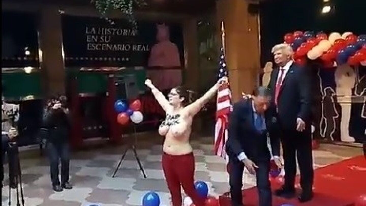 Una activista de Femen protesta en el Museo de Cera