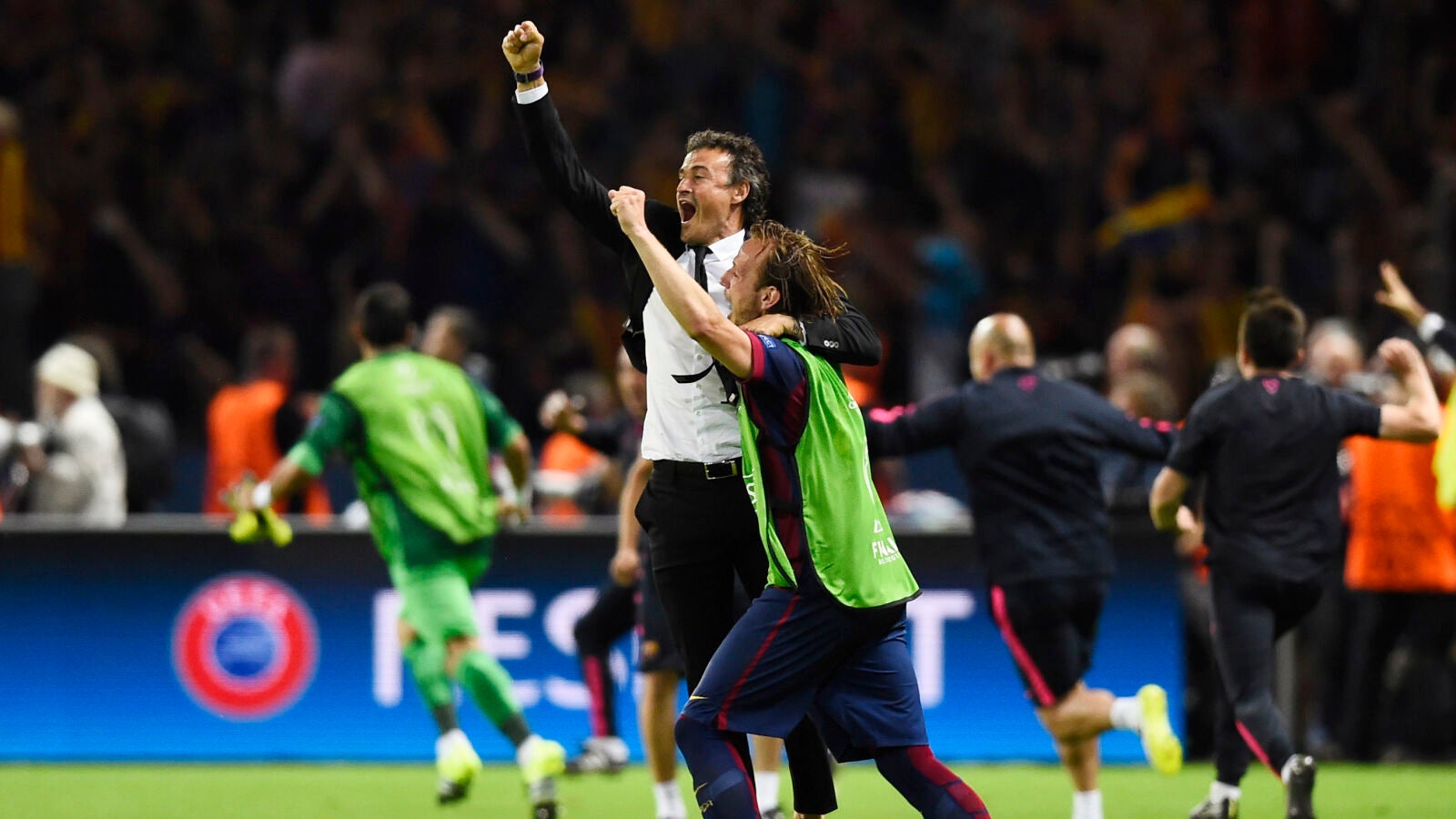 Rakitic y Luis Enrique celebran la Champions que logr&oacute; el Barcelona en 2015